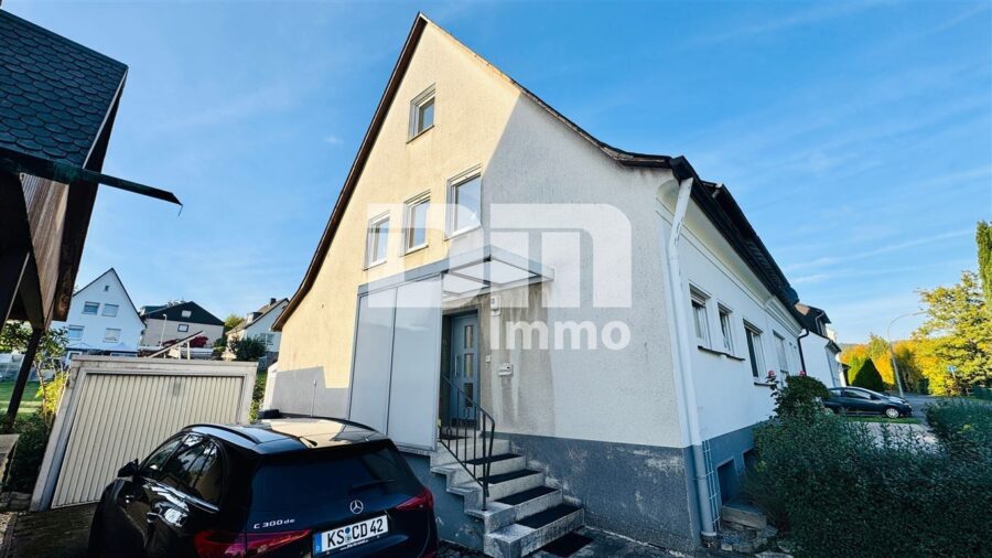 Solides Ein- bis Zweifamilienhaus mit Wintergarten + und Wintergarten als solide Kapitalanlage - Seitenansicht / Haupteingang / Stellplatz